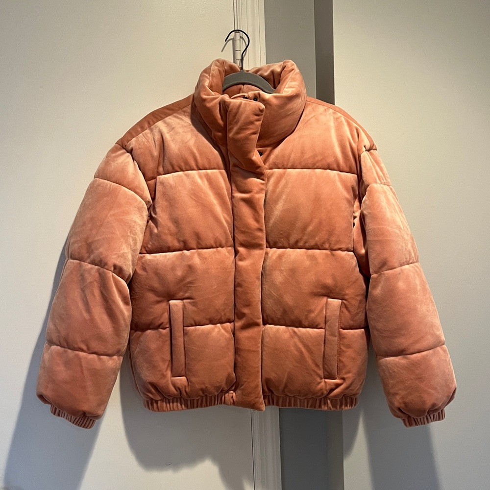 Daily Ritual Velvet Puffer in a soft pink size M